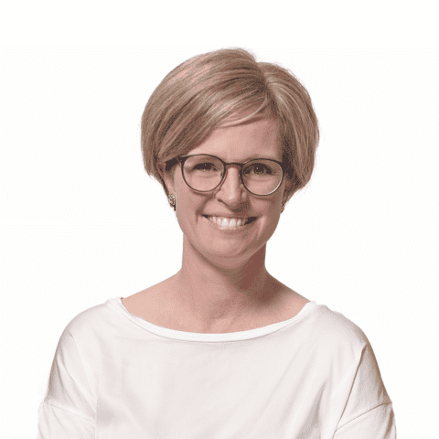 Lächelnde Frau mit Brille und kurzem Haar