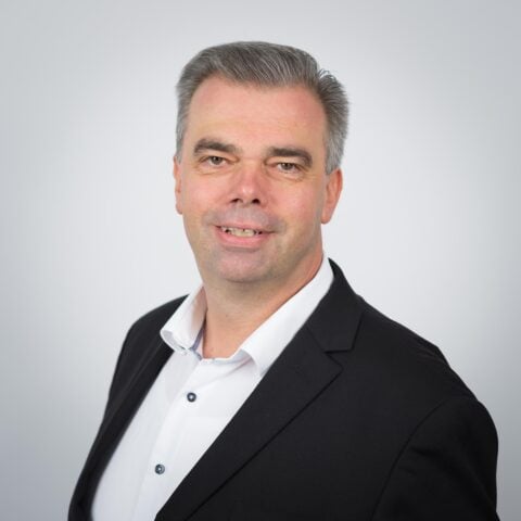 Porträt eines lächelnden Mannes im Anzug